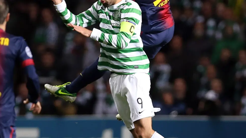 Samaras, en su etapa en el Celtic, pugna por un balón aéreo con Mascherano.