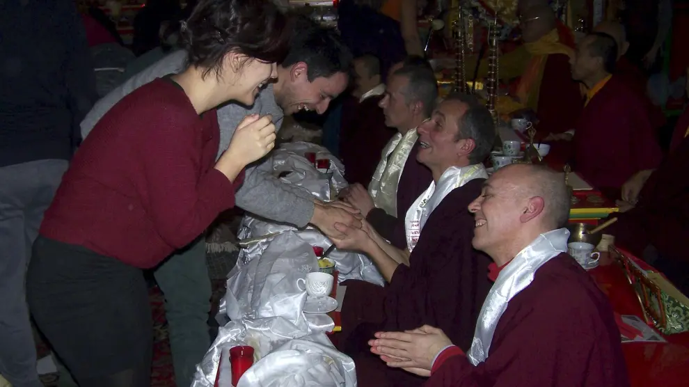 Algunos de los participantes en el retiro, durante el ritual que compartieron a la salida.