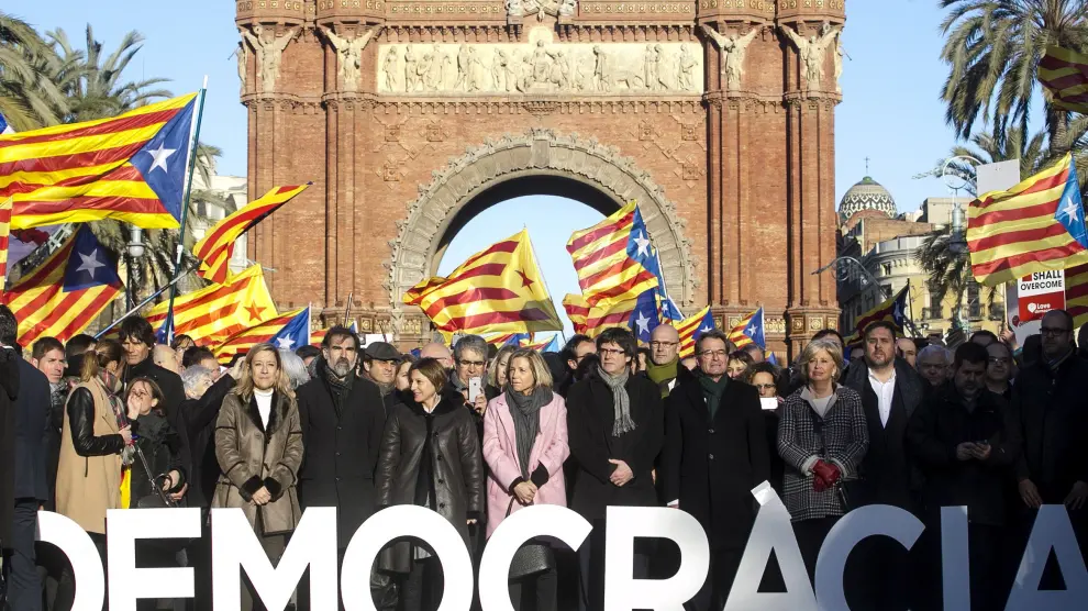 La marcha ha pasado bajo el Arco de Triunfo, donde han posado para una foto Puigdemont y Mas, entre otros.
