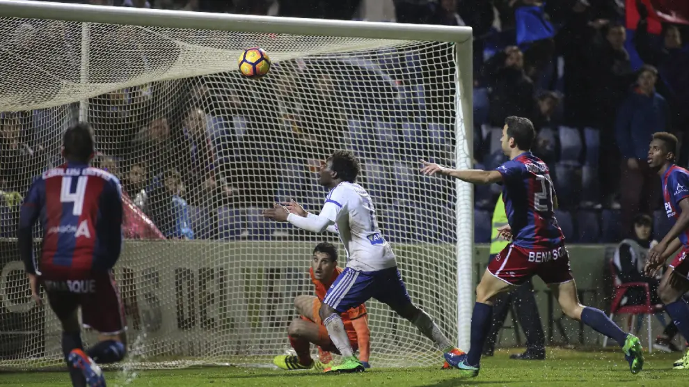 Dongou, en el preciso momento en el que se dispone a cabecear a placer el 1-1 en Huesca, tras fallar el portero Sergio Herrera en el despeje del centro-chut que lanzó Cabrera desde la banda izquierda.