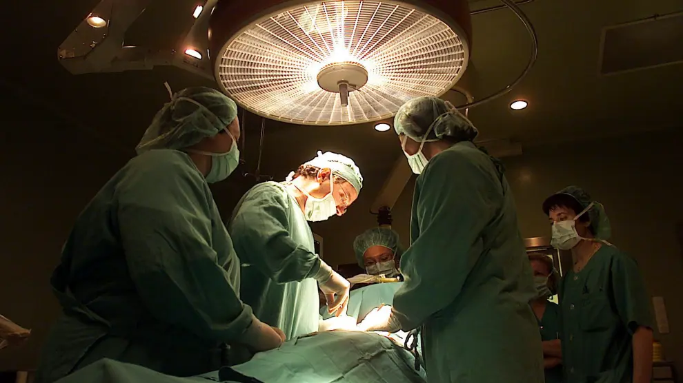 Una operación en los quirófanos del Hospital Provincial, en Zaragoza.