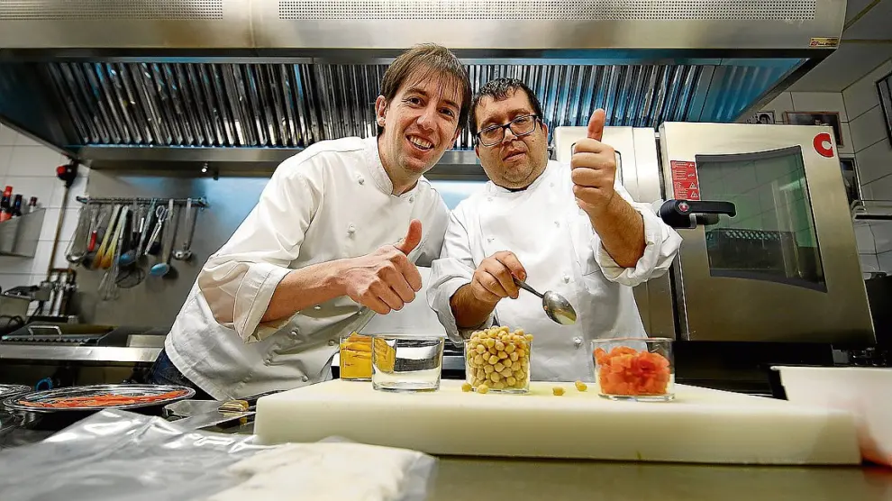Iván Vilanova, chef del restaurante Carmen, de Tamarite de Litera, con su alumno.