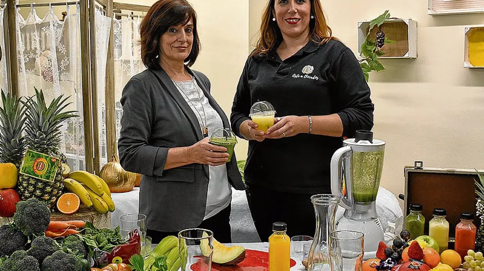 La 'coach' nutricional Asun Armas y Eva Muniesa, propietaria de Arte a Bocados, preparando zumos verdes.