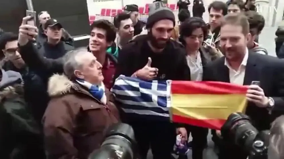 Georgios Samaras se da un baño de multitudes en su llegada a Zaragoza