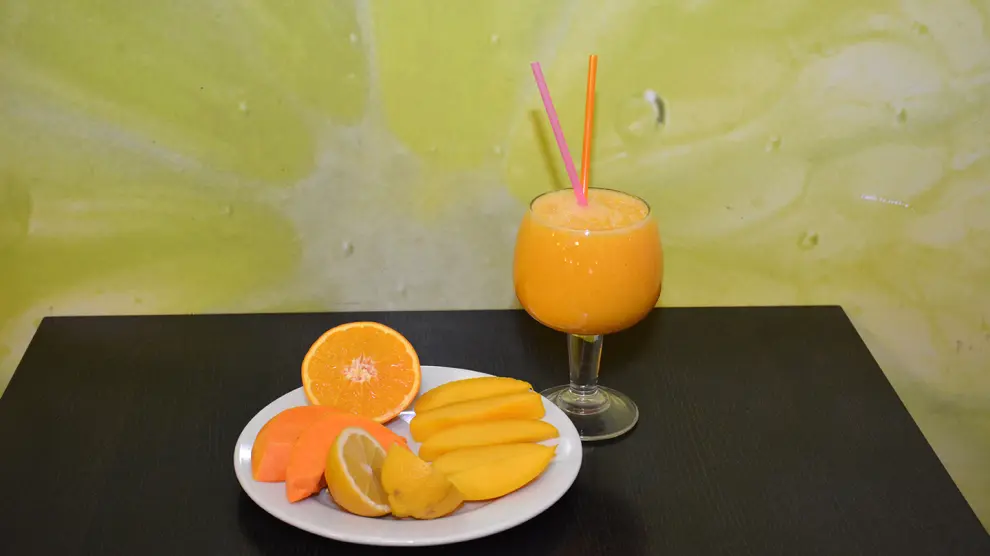 Zumo de calabaza y mango, y sus ingredientes.