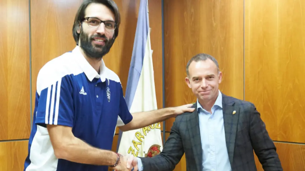 Giorgios Samaras y el presidente del Real Zaragoza, Christian Lapetra, en la sede del club nada más rubricar el contrato del internacional griego como zaragocista.