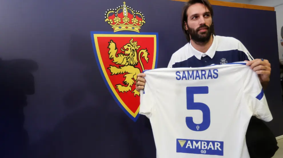 Samaras, con su nueva camiseta del Real Zaragoza (con el dorsal 5), tras su presentación en la sala de prensa de La Romareda.