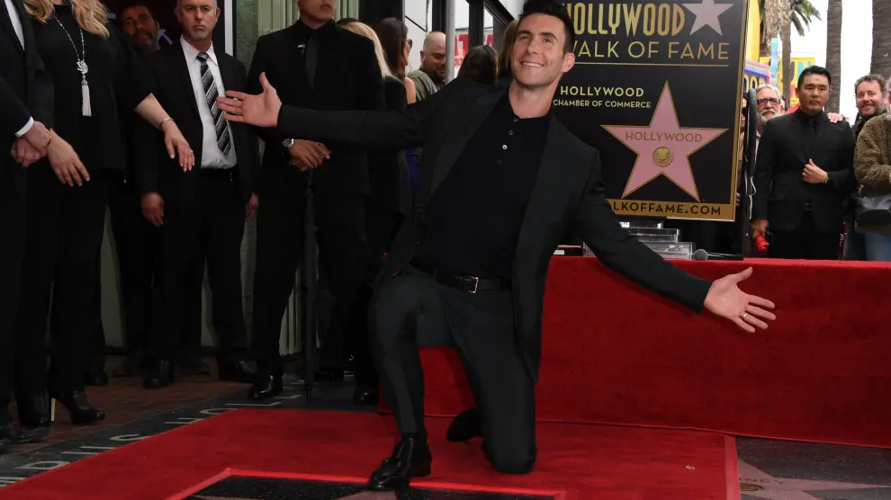 Adam Levine desvelando su estrella.