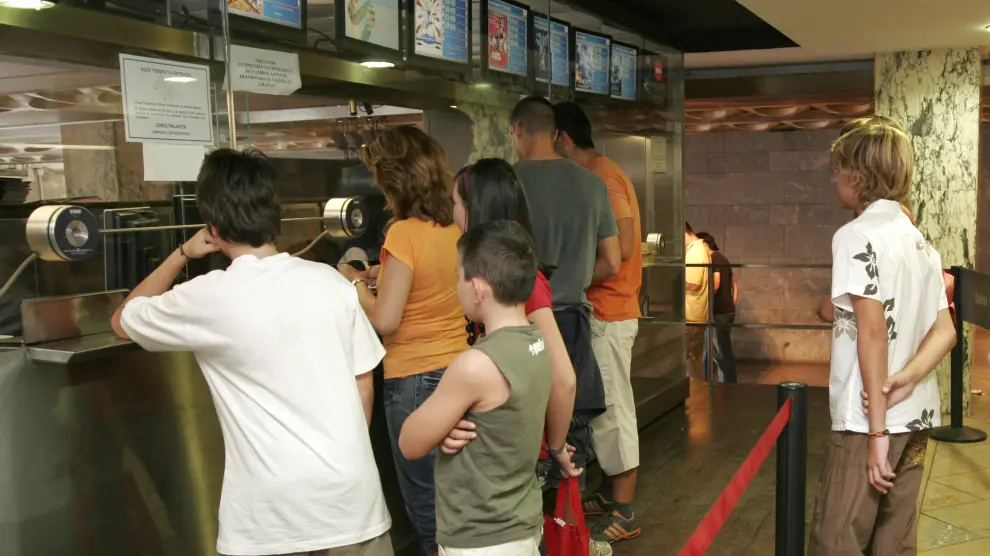 Jóvenes haciendo fila para comprar las entradas del cine.
