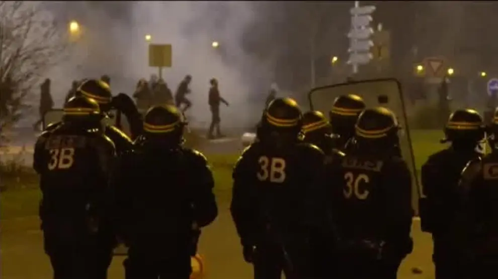 Nueva noche de disturbios en París tras la presunta violación de un joven negro a manos de la Policía