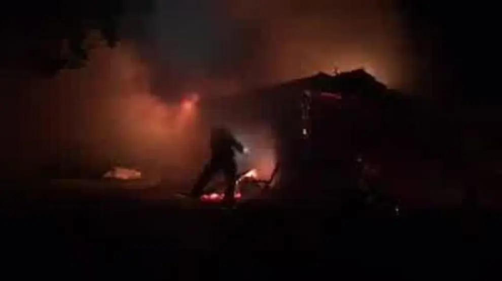 Aparatoso incendio de una caseta de campo de Huesca