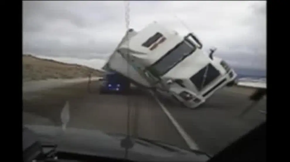 El viento hace volcar un camión sobre un coche de policía