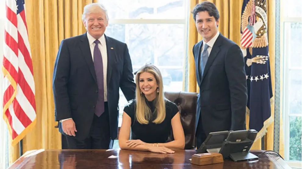 Polémica foto de Ivanka Trump con su padre y el primer ministro de Canadá, Justin Trudeau, en el Despacho Oval de la Casa Blanca, el pasado 14 de febrero.