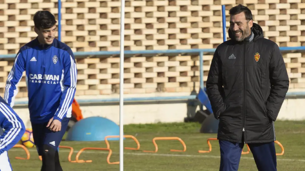 Edu Bedia sonríe junto al entrenador, Raúl Agné, en el ensayo del equipo en la Ciudad Deportiva.