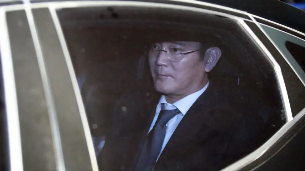 Lee Jae-yong accediendo al centro de detención, en espera de la decisión del tribunal.
