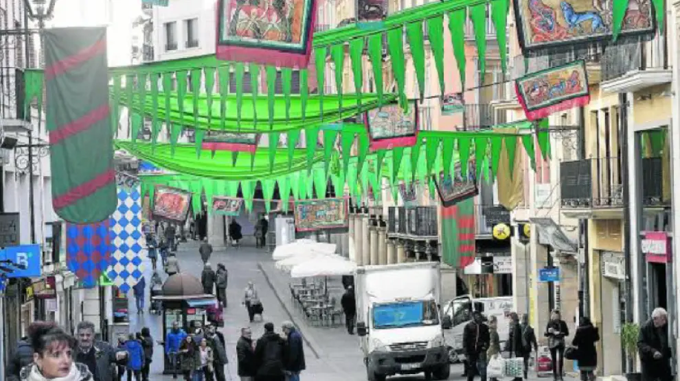Decoración medieval. Operarios municipales terminaron ayer de instalar banderolas y estandartes en las calles de Teruel con las que se reforzará la decoración de aire medieval que tendrá la ciudad durante la fiesta de las Bodas de Isabel.