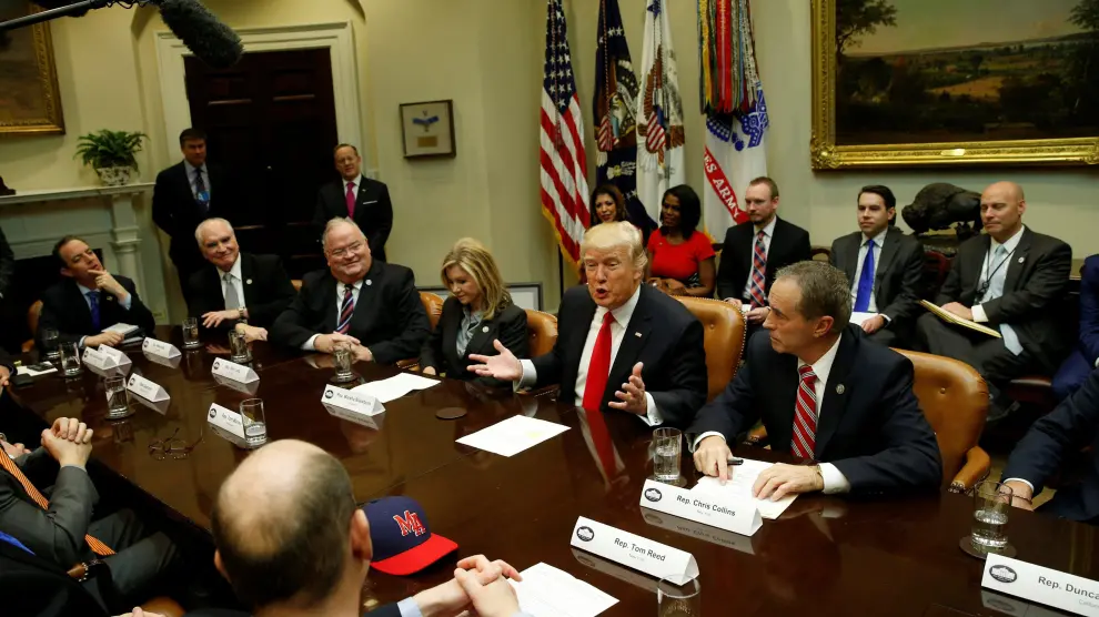El presidente Trump reunido con los representantes republicanos en el Congreso