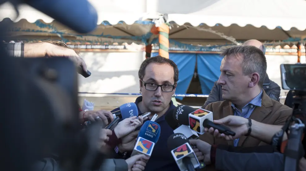 Alberto Cubero habla con los medios de comunicación la mañana después del accidente.