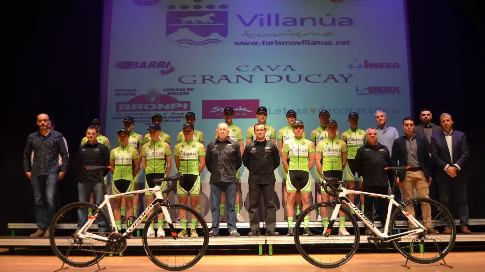 Presentación del equipo Turismo Villanúa Cava Gran Ducay con patrocinadores en Barbastro.