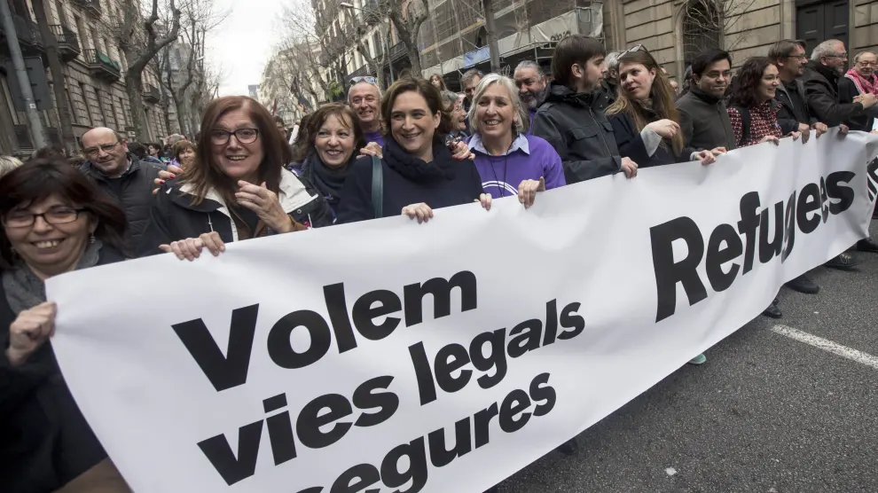La alcaldesa de Barcelona Ada Colau (3i) durante la manifestación celebrada hoy en Barcelona bajo el lema "Basta excusas. Acojamos ya", convocada por las entidades que impulsan la campaña "Casa Nostra, Casa Vostra" y que reclama la acogida de refugiados.
