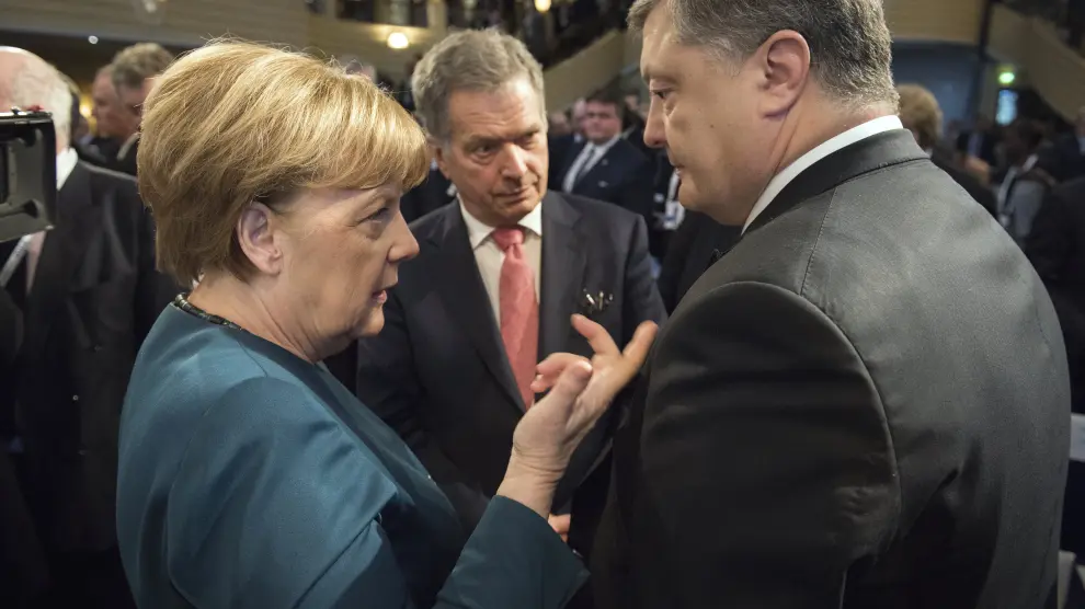 Merkel departe en Múnich con el presidente ucraniano, Poroshenko.
