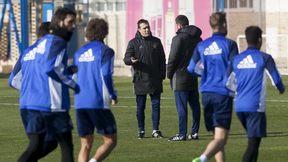 Agné, de espaldas, habla con su ayudante, Rodri, mientras el equipo se ejercitaba este sábado en la Ciudad Deportiva.