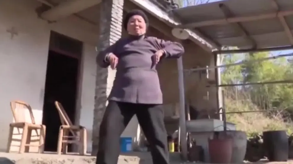 Una anciana de 94 años vela por sus vecinos a través de técnicas de kung-fu