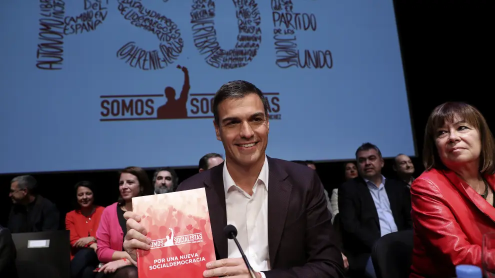 El candidato a la Secretaría General del PSOE, Pedro Sánchez, y la exministra de Medio Ambiente, Cristina Narbona.