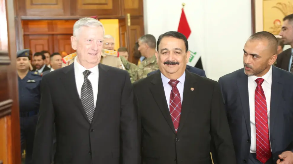 El secretario de Defensa de Estados Unidos, James Mattis, con el ministro de defensa iraquí.