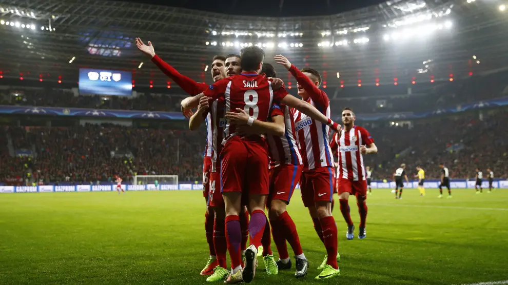 Los jugadores del Atlético celebran uno de los goles del partido.