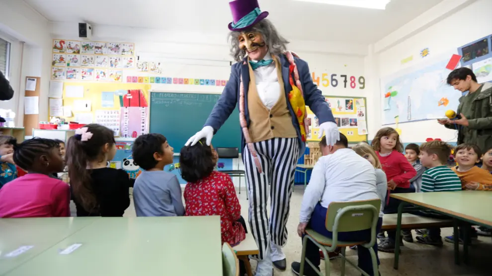 El colegio Tenerías recibe al Conde de Salchichón, protagonista del carnaval zaragozano