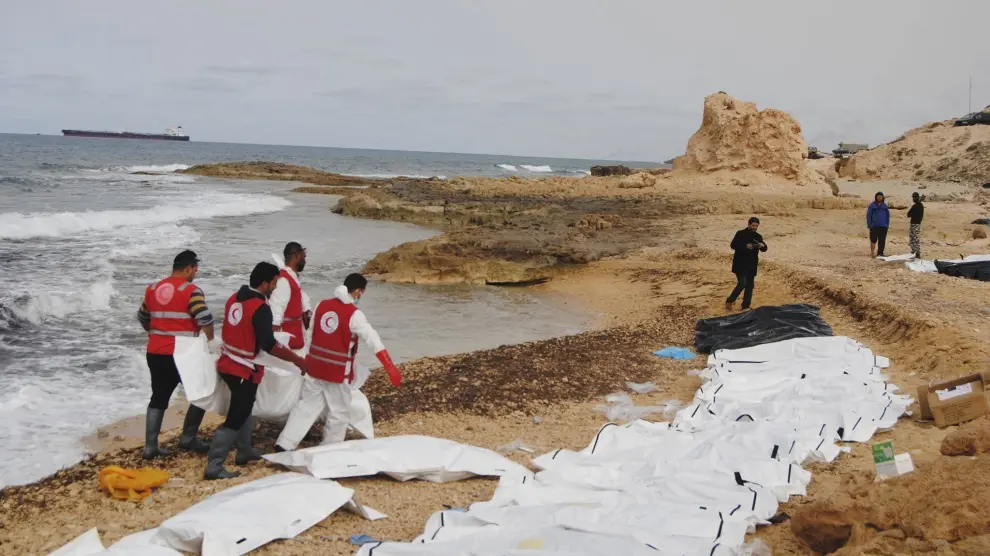 Cooperantes libios recataron los cadáveres un una playa.