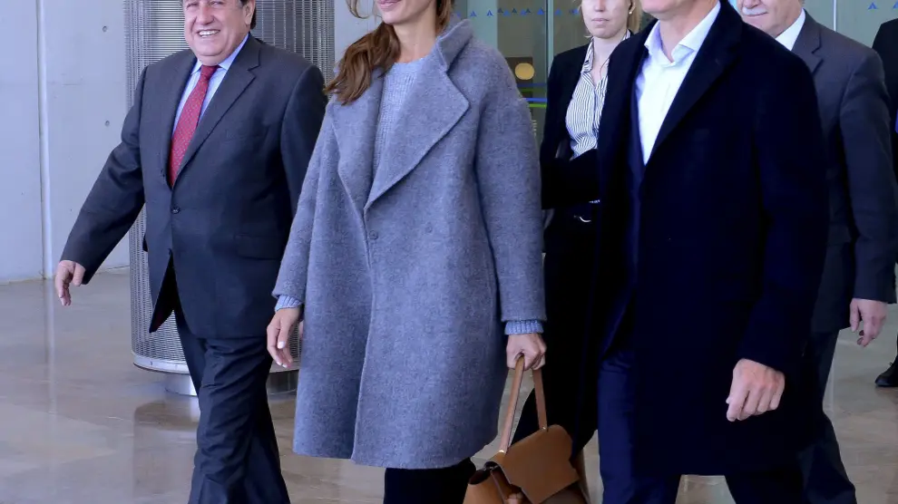 El presidente de Argentina, Mauricio Macri, junto con su mujer, Juliana Awada, a su llegada al aeropuerto Adolfo Suárez Madrid-Barajas.
