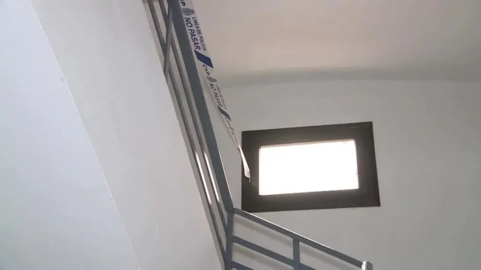 Una mujer muere tras caer por el hueco de una escalera