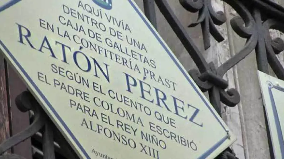 La placa que recuerda en Madrid el lugar donde 'vivía' el ratoncito Pérez.