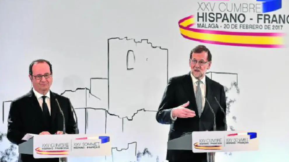 Los presidentes François Hollande y Mariano Rajoy, el lunes en la cumbre de Málaga.