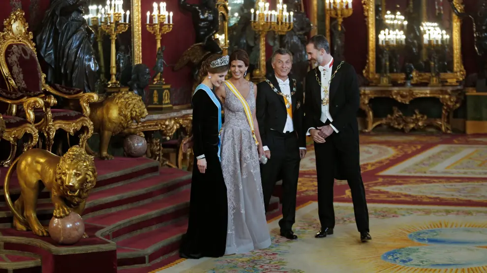 Los Reyes y el matrimonio Macri, en el Palacio Real antes de la cena.
