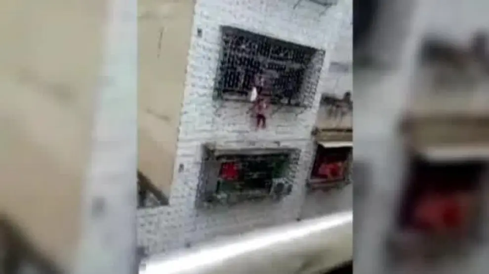 Rescatan en China a un niña colgada de un balcón