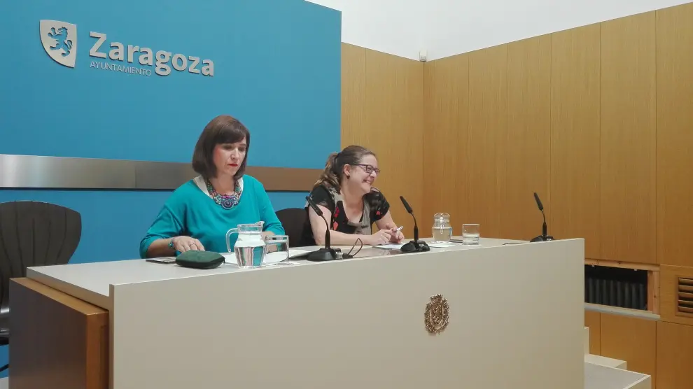 La portavoz de Ciudadanos, Sara Ferández (izquierda), y la concejala del PSOE Marta Aparicio, durante la rueda de prensa que han ofrecido hoy.