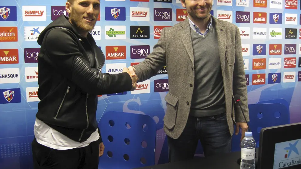 Lalo Arantegui, junto a Samu Sáiz, futbolista estrella del Huesca.