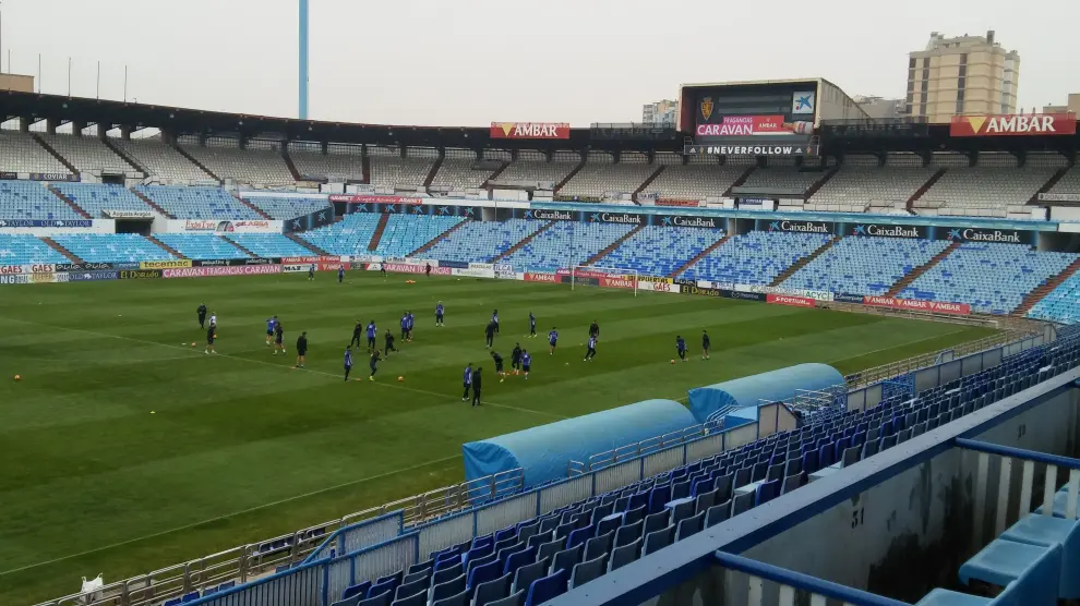 Imagen del inicio del entrenamiento de este jueves, que el Real Zaragoza ha llevado a cabo en La Romareda.