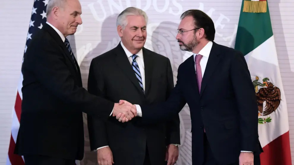 Los secretarios de Estado y de Seguridad Nacional de EE. UU., Rex Tillerson y John Kelly, con el secretario mexicano de Relaciones Exteriores, Luis Videgaray.