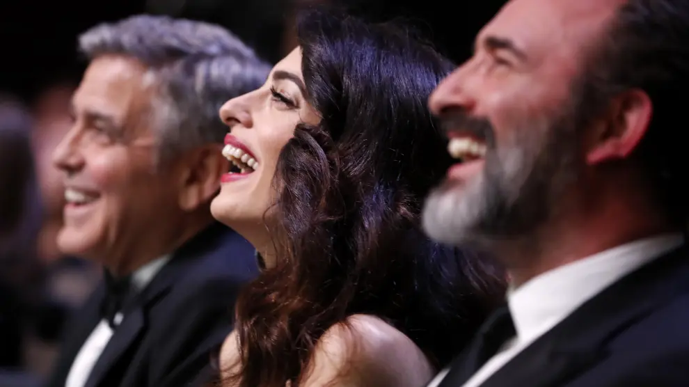 George Clooney, junto a su esposa, y el director francés Jean Dujardin