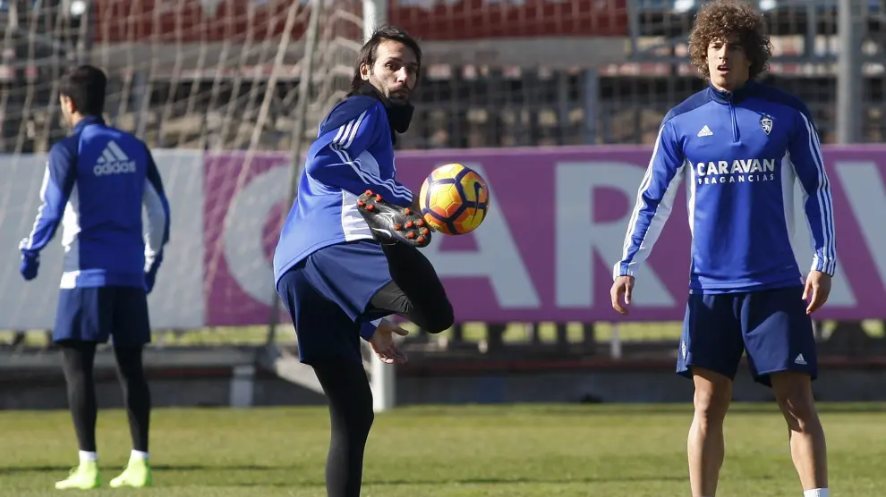 Georgios Samaras realiza una acrobacia con la pelota en el entrenamiento de ayer en la Ciudad Deportiva.