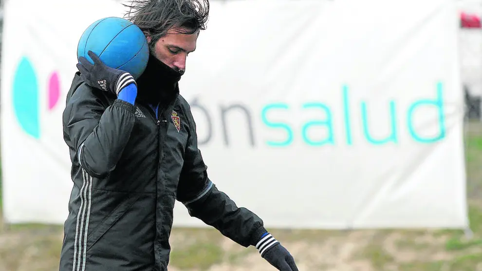 Georgios Samaras, durante un ejercicio de fuerza en el entrenamiento de ayer en la Ciudad Deportiva.