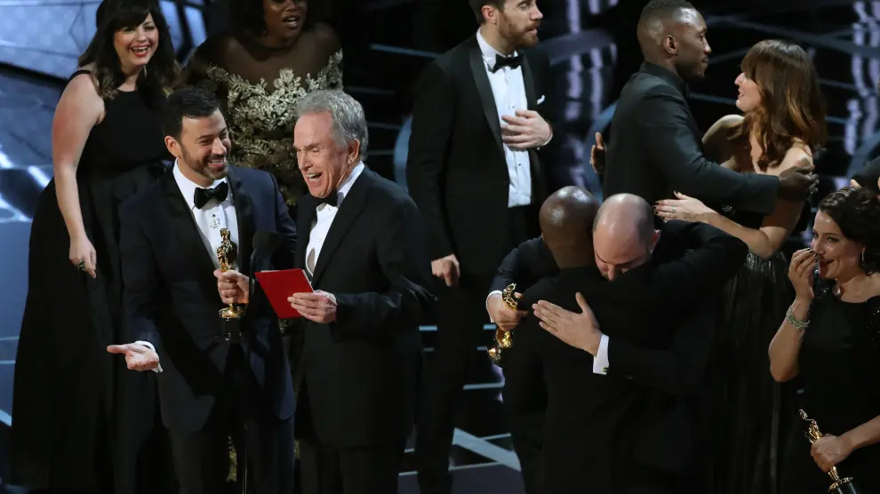 Tras el error, 'La la land' entrega el Óscar a 'Moonlight' en la gala de 2017.