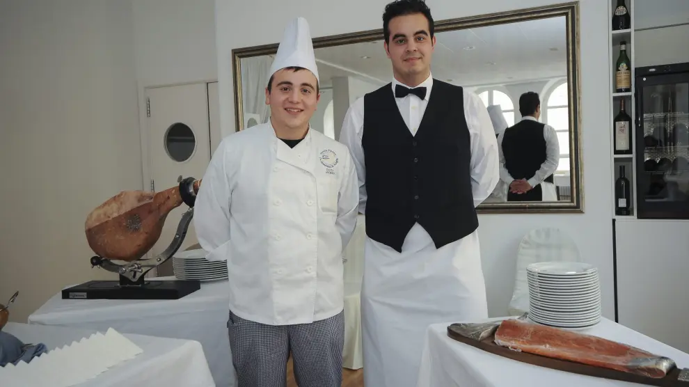 David Andrés, a la izquierda, con Santiago Marqués, en las cocinas de la Escuela de Hostelería de Teruel.