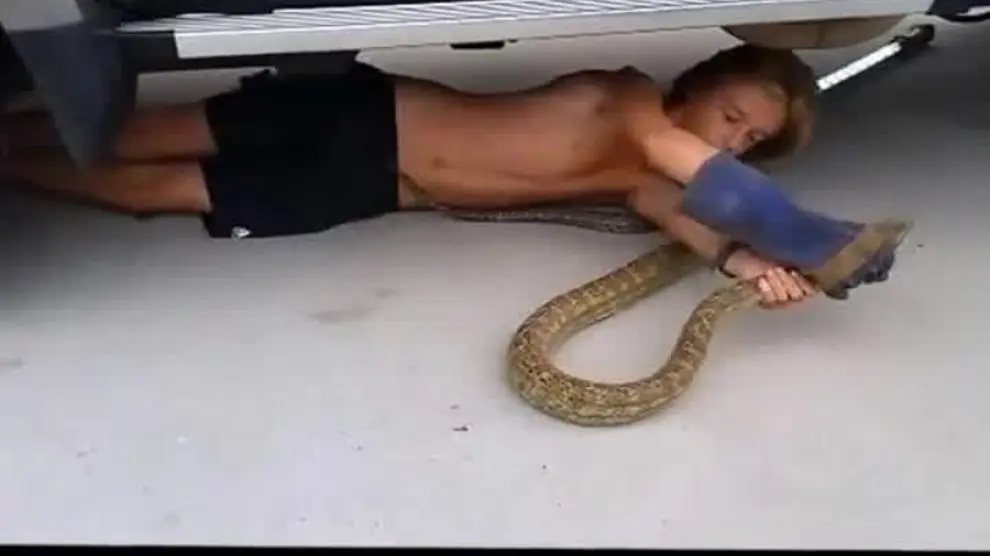 Un chico de 14 años saca una serpiente de dos metros de debajo del coche