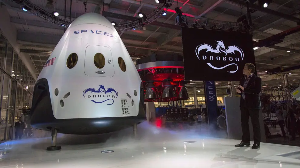 Elon Musk, presidente ejecutivo de Space Exploration Technologies (SpaceX), muestra el vehículo espacial Crew Dragon que se enviará a la Estación Espacial Internacional (EEI).