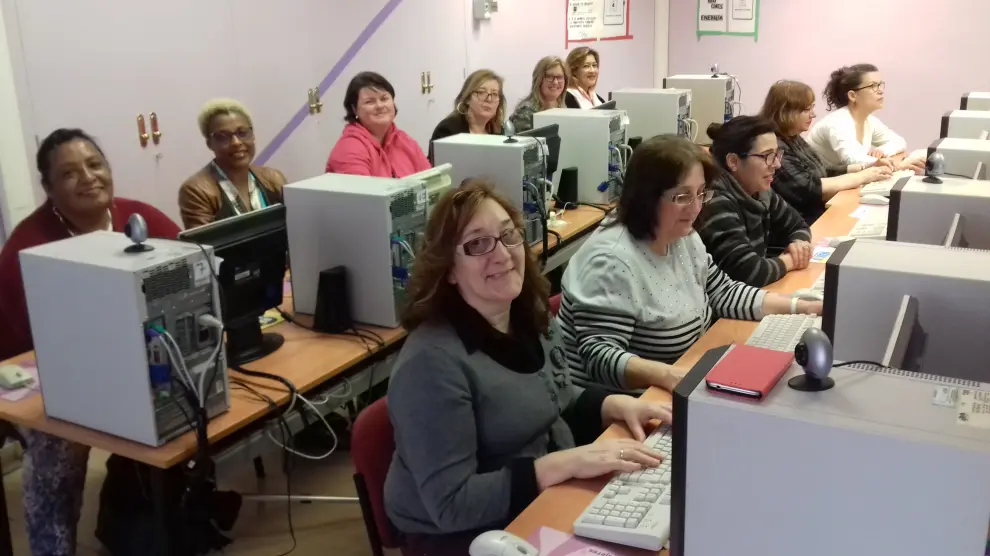Alumnas del curso de Informática básica de la Casa de la Mujer de Zaragoza.